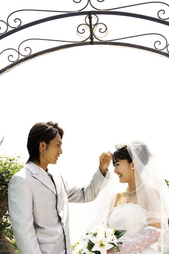 东方人,两个人,家庭,夫妻,新娘,新郎,站,竖图,室外,白天,仰视,婚纱,衬衫,西装,爱情,婚礼,快乐,植物,亚洲,握,掀,套装,头纱,正装,庆祝,盛开,捧花,手捧花,拱门,结婚,浪漫,拿,花蕾,拿着,注视,职业装,黄种人,花,花瓣,花朵,鲜花,树,树木,蓝色,绿色,蓝天,天空,自然,花束,天,花苞,花蕊,观察,看,站着,温暖,温馨,喜庆,一家人,恩爱,握着,恋人,生长,晴朗,成长,观看,纪念,和睦,察看,关注,万里无云,婚礼捧花,男人,男性,年轻男性,年轻女性,女人,女性,亚洲人,年轻人,夫妇,情侣,晴空,晴空万里,站立,半身,彩图,低角度拍摄,衬衣,婚礼服,礼服,高兴,婚礼头纱,揭,伴侣,融洽