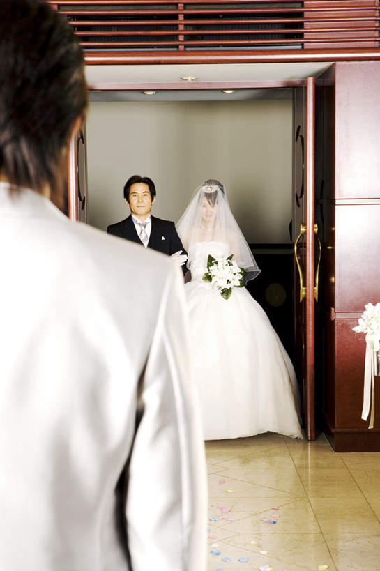 东方人,背部,三个人,家庭,夫妻,父亲,女儿,新娘,新郎,站,走,笑,微笑,竖图,室内,白天,正面,婚纱,衬衫,西装,爱情,婚礼,快乐,亚洲,握,套装,头纱,正装,庆祝,盛开,墙,领带,结婚,浪漫,拿,花蕾,拿着,注视,职业装,黄种人,墙壁,墙面,花,花瓣,花朵,鲜花,花苞,花蕊,观察,看,站着,一束,温暖,温馨,喜庆,父女,一家人,恩爱,父爱,搭,握着,恋人,观看,纪念,和睦,察看,搭着,关注,男人,男性,年轻男性,年轻女性,女人,女性,中年男性,亚洲人,夫妇,情侣,步行,散步,站立,走路,半身,彩图,衬衣,婚礼服,礼服,高兴,婚礼头纱,伴侣,融洽