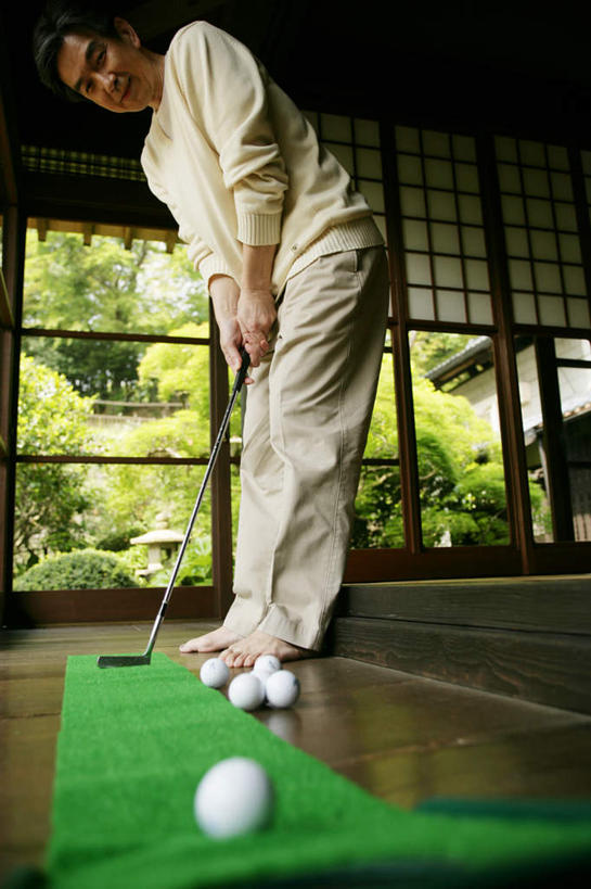 东方人,一个人,站,竖图,室内,白天,仰视,植物,窗户,地板,亚洲,仅一个男性,仅一个人,仅一个中年男性,弯腰,握,服装,高尔夫,高尔夫球,地面,拿,拿着,注视,休闲装,黄种人,木地板,玻璃窗,树,树木,衣服,绿色,自然,垫子,观察,看,站着,休闲,休闲服,握着,服饰,生长,成长,观看,察看,高尔夫球杆,关注,高尔夫运动,高尔夫球具,弯身,男人,男性,中年男性,亚洲人,站立,彩图,低角度拍摄,全身,高尔夫打击垫,高尔夫挥杆垫