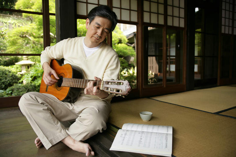 东方人,一个人,坐,盘腿,横图,室内,白天,正面,植物,窗户,地板,亚洲,仅一个男性,仅一个人,仅一个中年男性,一本,握,服装,陶瓷,吉他,乐谱,乐器,曲谱,陶瓷制品,弦乐器,地面,弹奏,拿,拿着,注视,休闲装,黄种人,木地板,玻璃窗,树,树木,衣服,绿色,自然,容器,碗,观察,看,休闲,休闲服,握着,服饰,生长,成长,观看,储藏,察看,储存,关注,弹拨弦鸣乐器,男人,男性,中年男性,亚洲人,盘腿而坐,盘膝,盘着腿的,盘着腿坐,双腿交叉,坐着,彩图,全身,贮存,弹拨弦乐器