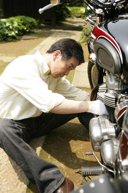 东方人,一个人,坐,竖图,俯视,室外,白天,衬衫,安全,草地,草坪,植物,道路,路,摩托车,亚洲,仅一个男性,仅一个人,阴影,光线,影子,小路,防护,交通,注视,黄种人,维护,维修,修护,车,草,黄色,绿色,阳光,手套,交通工具,低头,观察,看,仅一个老年男性,观看,保护,察看,关注,载具,保险,保全,周全,安稳,安定,防护手套,平安,老年男性,男人,男性,亚洲人,坐着,半身,彩图,高角度拍摄,衬衣