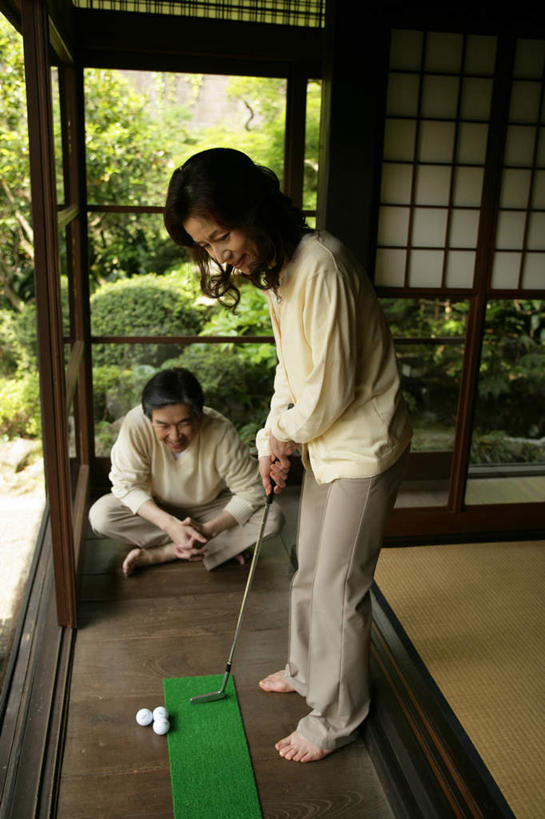 东方人,老年人,两个人,家庭,夫妻,家,站,坐,笑,盘腿,微笑,露齿笑,竖图,室内,白天,正面,爱情,锻炼,运动,植物,窗户,落地窗,门,亚洲,弯腰,阴影,服装,光线,影子,房屋,屋子,浪漫,注视,休闲装,黄种人,娱乐,楼房,玻璃窗,住宅,树,树木,衣服,绿色,阳光,自然,垫子,门框,低头,观察,看,站着,享受,休闲,温暖,温馨,一家人,休闲服,恩爱,放松,恋人,服饰,生长,成长,观看,和睦,察看,关注,室内运动,弯身,老年男性,老年女性,男人,男性,女人,女性,亚洲人,夫妇,情侣,盘腿而坐,盘膝,盘着腿的,盘着腿坐,双腿交叉,站立,坐着,彩图,全身,健身,房子,高尔夫打击垫,高尔夫挥杆垫,伴侣,融洽