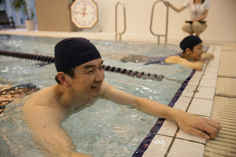 游泳,东方人,三个人,伙伴,朋友,体育馆,游泳池,蹲,笑,微笑,露齿笑,横图,室内,白天,正面,泳装,友谊,水,帽子,亚洲,两顶,握,服装,泳帽,水池,水面,注视,休闲装,黄种人,泳池,裸露,衣服,黑色,观察,看,休闲,休闲服,握着,服饰,观看,察看,游泳馆,关注,游泳帽,裸,连体泳衣,泅水,拍浮,友情,男人,男性,年轻女性,女人,女性,中年男性,中年女性,亚洲人,蹲着,半身,彩图,泳衣