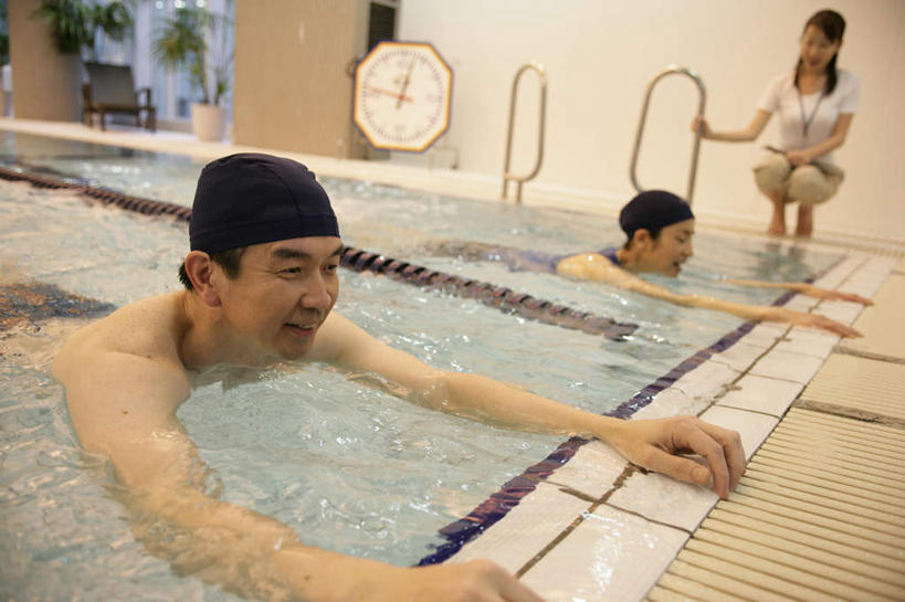 游泳,东方人,三个人,伙伴,朋友,体育馆,游泳池,蹲,笑,微笑,露齿笑,横图,室内,白天,正面,泳装,友谊,水,帽子,亚洲,两顶,握,服装,泳帽,水池,水面,注视,休闲装,黄种人,泳池,裸露,衣服,黑色,观察,看,休闲,休闲服,握着,服饰,观看,察看,游泳馆,关注,游泳帽,裸,连体泳衣,泅水,拍浮,友情,男人,男性,年轻女性,女人,女性,中年男性,中年女性,亚洲人,蹲着,半身,彩图,泳衣