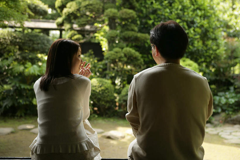 东方人,两个人,家庭,父亲,儿子,坐,横图,室外,白天,草地,草坪,植物,窗户,道路,路,亚洲,撑,服装,小路,交通,托腮,注视,休闲装,黄种人,玻璃窗,草,树,树木,背面,衣服,绿色,自然,观察,看,托,休闲,温暖,温馨,父子,一家人,休闲服,父爱,服饰,生长,成长,观看,和睦,察看,关注,托下巴,男人,男性,年轻女性,女人,女性,中年男性,亚洲人,坐着,半身,彩图,融洽