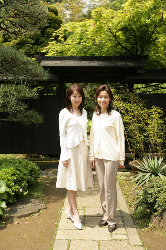 东方人,两个人,家庭,母亲,女儿,站,笑,微笑,露齿笑,竖图,室外,白天,正面,植物,亚洲,阴影,服装,光线,影子,庭院,注视,休闲装,黄种人,树,树木,衣服,绿色,阳光,自然,观察,看,站着,休闲,温暖,温馨,母女,一家人,休闲服,母爱,服饰,生长,成长,观看,天井,和睦,察看,关注,年轻女性,女人,女性,中年女性,亚洲人,站立,彩图,全身,融洽