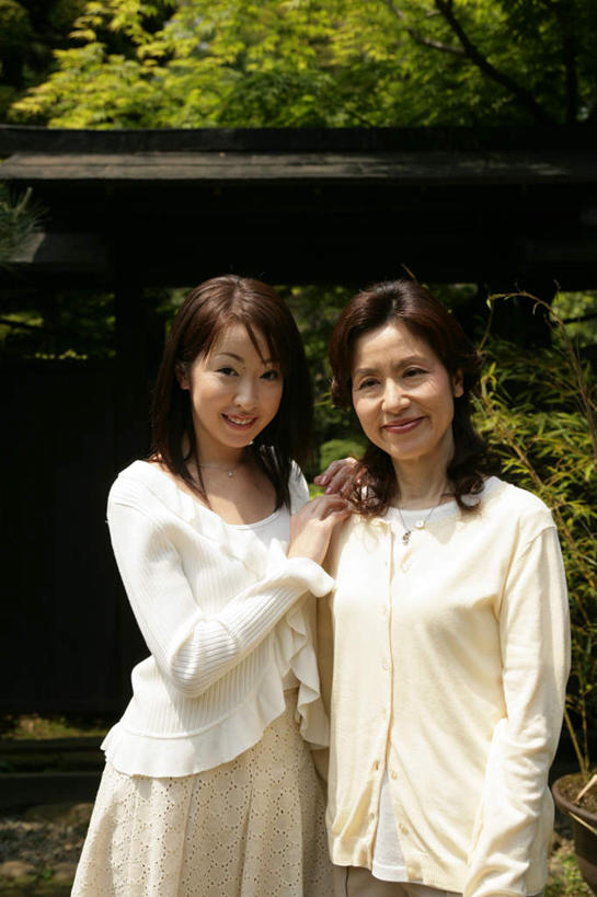 东方人,两个人,家庭,母亲,女儿,站,笑,微笑,露齿笑,竖图,室外,白天,正面,植物,亚洲,阴影,服装,光线,影子,庭院,注视,休闲装,黄种人,树,树木,衣服,绿色,阳光,自然,观察,看,站着,休闲,温暖,温馨,母女,一家人,休闲服,母爱,搭,服饰,生长,成长,观看,天井,和睦,察看,搭着,关注,年轻女性,女人,女性,中年女性,亚洲人,站立,彩图,全身,融洽