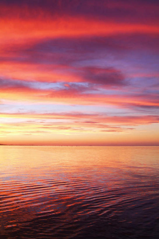 无人,竖图,室外,白天,正面,旅游,度假,海浪,海洋,美景,日落,波纹,景观,浪花,水平线,晚霞,霞光,云,云朵,落日,辽阔,海平线,火烧云,涟漪,云彩,娱乐,红色,水纹,自然,海水,黄昏,波浪,享受,休闲,广阔,景色,彩霞,放松,一望无际,波光粼粼,火红,自然风光,海景,水晕,赤色,无边无际,一马平川,夕照,大海,风浪,海,海水的波动,近岸浪,涌浪,夕阳,彩图,低云,水天相接,水天一线,斜阳