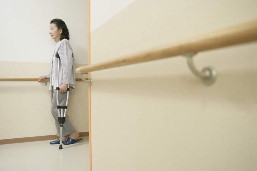 东方人,一个人,医院,栏杆,走,横图,室内,白天,侧面,亚洲,仅一个女性,仅一个人,服装,工具,墙,围栏,走道,走廊,过道,注视,黄种人,护栏,墙壁,墙面,衣服,扶,观察,看,器械,服饰,仅一个老年女性,拐杖,观看,察看,扶着,衣着,穿着,关注,医疗器械,医疗机构,病号服,辅助设备,前臂拐,衣饰,老年女性,女人,女性,亚洲人,步行,散步,走路,彩图,全身,病院,诊所