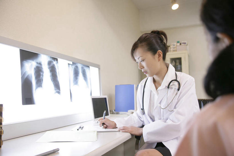 东方人,两个人,医生,病人,医院,坐,横图,x光片,室内,白天,正面,工作服,制服,照明,亚洲,握,阴影,检查,朦胧,模糊,辐射,光线,科学,医学,笔,材料,档案,文件,影子,纸,灯光,办公用品,拿,拿着,注视,黄种人,顶灯,水笔,灯,文具,手稿,听诊器,学习用品,资料,灯具,观察,看,医护人员,医疗人员,握着,灯箱,观看,文具用品,证明,照亮,察看,医疗,医疗设备,科学技术,x射线,书写,白大褂,照明设备,关注,文档,病患,医疗器械,x光,医疗工具,医疗机构,看片灯箱,工作制服,检测工具,老年女性,年轻女性,女人,女性,亚洲人,大夫,患者,就医者,坐着,半身,彩图,工作套服,病院,诊所,电磁波,电磁辐射