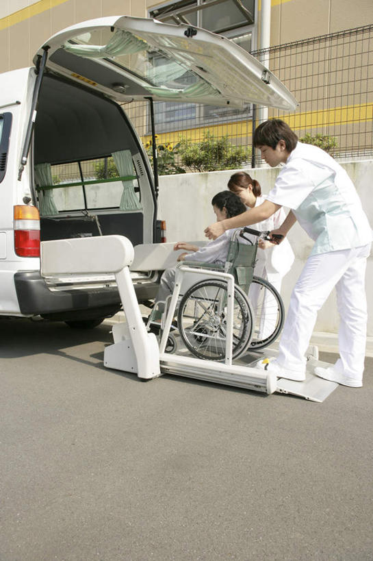 东方人,三个人,伙伴,朋友,病人,护士,站,坐,竖图,室外,白天,侧面,工作服,制服,友谊,合作,团队,汽车,亚洲,握,工具,面包车,注视,黄种人,车,轮椅,交通工具,复健,观察,看,站着,康复,器械,战略,握着,观看,察看,医疗设备,白衣天使,关注,载具,病患,医疗器械,医疗工具,病号服,联合,合谋,辅助设备,工作制服,配合,协作,老年女性,男人,男性,年轻女性,女人,女性,中年男性,亚洲人,患者,就医者,站立,坐着,彩图,全身,工作套服