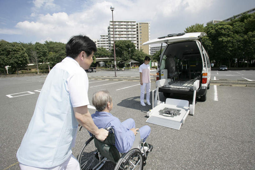 东方人,背部,三个人,伙伴,朋友,病人,护士,高楼大厦,坐,走,推,横图,室外,白天,正面,工作服,制服,友谊,合作,团队,植物,大厦,建筑,摩天大楼,汽车,亚洲,阴影,光线,工具,影子,云,云朵,面包车,云彩,注视,黄种人,车,树,树木,蓝色,绿色,白云,蓝天,天空,阳光,自然,轮椅,楼宇,交通工具,天,复健,观察,看,康复,器械,战略,生长,晴朗,成长,观看,察看,医疗设备,白衣天使,关注,载具,病患,医疗器械,医疗工具,病号服,联合,合谋,辅助设备,工作制服,配合,协作,老年女性,男人,男性,年轻女性,女人,女性,中年男性,亚洲人,患者,就医者,晴空,步行,散步,走路,坐着,半身,彩图,工作套服,大楼,高层建筑,高楼,摩天楼