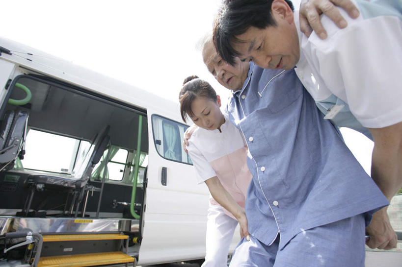 东方人,三个人,伙伴,朋友,病人,护士,站,抱,横图,室外,白天,仰视,工作服,制服,友谊,合作,团队,汽车,亚洲,弯腰,面包车,注视,黄种人,车,交通工具,观察,看,站着,战略,搭,抱着,观看,察看,搂着,白衣天使,搭着,关注,载具,病患,病号服,弯身,联合,合谋,工作制服,配合,协作,老年女性,男人,男性,年轻女性,女人,女性,中年男性,亚洲人,患者,就医者,搂,搂抱,站立,半身,彩图,低角度拍摄,工作套服