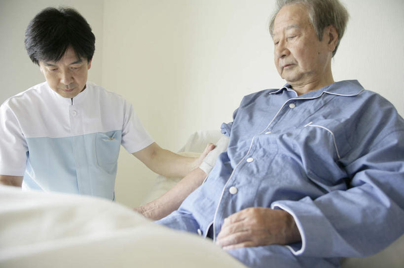 东方人,两个人,病人,护士,医院,坐,横图,室内,白天,正面,工作服,制服,床,亚洲,床单,注视,黄种人,被子,低头,观察,看,单人床,观看,察看,被单,白衣天使,关注,病患,医疗机构,病号服,垂头,工作制服,老年男性,男人,男性,中年男性,亚洲人,患者,就医者,坐着,半身,彩图,工作套服,病院,诊所