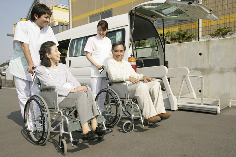 东方人,四个人,伙伴,朋友,病人,护士,站,坐,推,笑,微笑,露齿笑,横图,室外,白天,侧面,工作服,制服,友谊,合作,团队,汽车,亚洲,阴影,光线,工具,影子,面包车,注视,黄种人,车,蓝色,蓝天,天空,阳光,轮椅,交通工具,天,复健,观察,看,站着,康复,器械,战略,晴朗,观看,察看,医疗设备,白衣天使,关注,载具,病患,医疗器械,医疗工具,病号服,万里无云,联合,合谋,辅助设备,工作制服,配合,协作,老年男性,老年女性,男人,男性,年轻男性,年轻女性,女人,女性,亚洲人,患者,就医者,晴空,晴空万里,站立,坐着,彩图,全身,工作套服