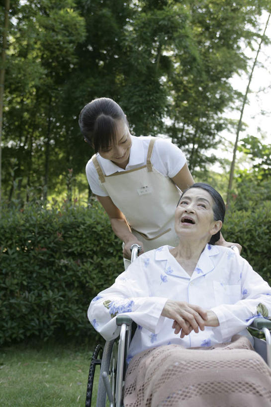 东方人,两个人,病人,护士,站,坐,竖图,室外,白天,正面,工作服,制服,草地,草坪,植物,纺织品,亚洲,装饰,工具,毛毯,毯子,注视,黄种人,相视,草,树,树木,纺织,绿色,自然,轮椅,垫子,复健,观察,看,站着,康复,温暖,面对面,器械,生长,成长,观看,对视,华丽,修饰,点缀,察看,医疗设备,互视,白衣天使,关注,病患,医疗器械,相对,医疗工具,病号服,相看,衬托,美观,雅致,雅观,辅助设备,工作制服,老年女性,年轻女性,女人,女性,亚洲人,患者,就医者,抬头,仰头,站立,坐着,半身,彩图,工作套服