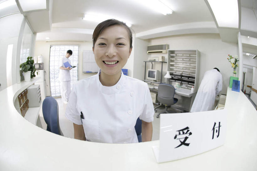 东方人,三个人,伙伴,朋友,护士,医院,站,笑,微笑,露齿笑,横图,室内,白天,正面,广角镜头,鱼眼镜头,工作服,制服,友谊,合作,团队,植物,桌面,桌子,照明,亚洲,阴影,光线,木制,标志,盆栽,文字,影子,字符,灯光,盆景,注视,黄种人,标识,顶灯,灯,绿色,自然,木制品,灯具,观察,看,站着,汉字,战略,生长,成长,观看,照亮,察看,白衣天使,照明设备,关注,中文,医疗机构,联合,合谋,国文,华文,工作制服,配合,协作,男人,男性,年轻女性,女人,女性,中年男性,亚洲人,站立,半身,彩图,工作套服,病院,诊所