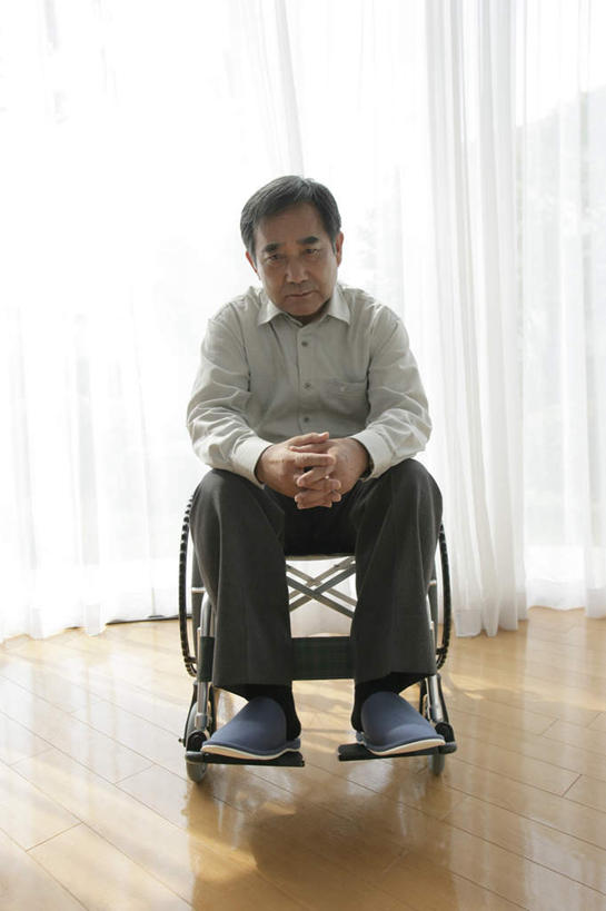 东方人,一个人,坐,竖图,室内,白天,正面,窗户,地板,落地窗,亚洲,仅一个男性,仅一个人,握,服装,工具,地面,注视,休闲装,黄种人,木地板,玻璃窗,衣服,轮椅,复健,观察,看,仅一个老年男性,休闲,康复,休闲服,器械,握着,服饰,观看,察看,医疗设备,关注,医疗器械,医疗工具,辅助设备,老年男性,男人,男性,亚洲人,坐着,彩图,全身