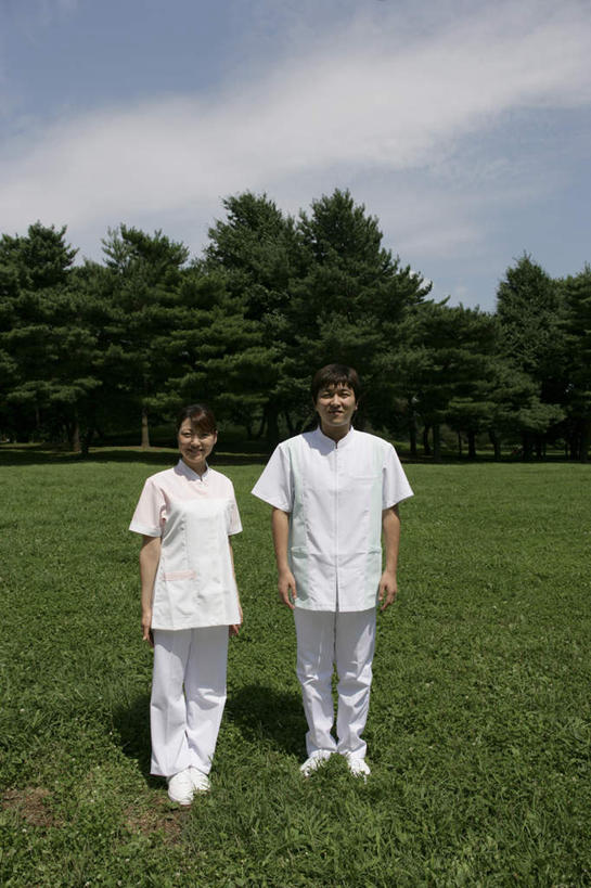 东方人,两个人,伙伴,朋友,护士,站,竖图,室外,白天,正面,工作服,制服,友谊,合作,团队,草地,草坪,植物,亚洲,阴影,光线,影子,云,云朵,云彩,注视,黄种人,草,树,树木,蓝色,绿色,白云,蓝天,天空,阳光,自然,天,观察,看,站着,战略,生长,晴朗,成长,观看,察看,白衣天使,关注,背手,联合,合谋,工作制服,配合,协作,男人,男性,年轻女性,女人,女性,中年男性,亚洲人,晴空,站立,彩图,全身,工作套服