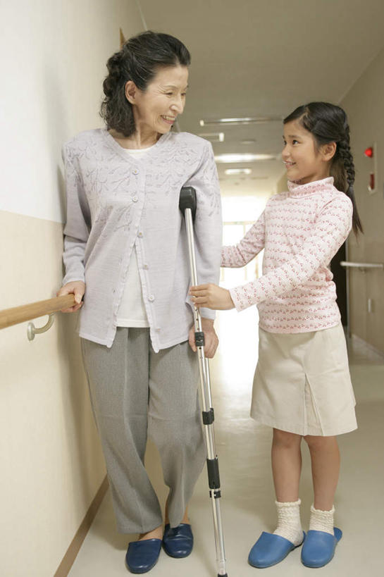 东方人,儿童,老年人,两个人,家庭,祖母,医院,栏杆,站,竖图,室内,白天,正面,纯洁,亚洲,服装,工具,墙,围栏,走道,走廊,过道,注视,休闲装,黄种人,护栏,相视,墙壁,墙面,小孩,衣服,扶,观察,看,站着,休闲,温暖,温馨,一家人,面对面,休闲服,器械,可爱,童年,童趣,服饰,奶奶,拐杖,观看,祖孙,对视,和睦,察看,扶着,互视,关注,医疗器械,相对,童真,烂漫,无邪,医疗机构,外婆,外孙女,外祖母,相看,辅助设备,前臂拐,天真,老年女性,女孩,女人,女性,亚洲人,孩子,孙女,站立,彩图,全身,病院,诊所,融洽,女生
