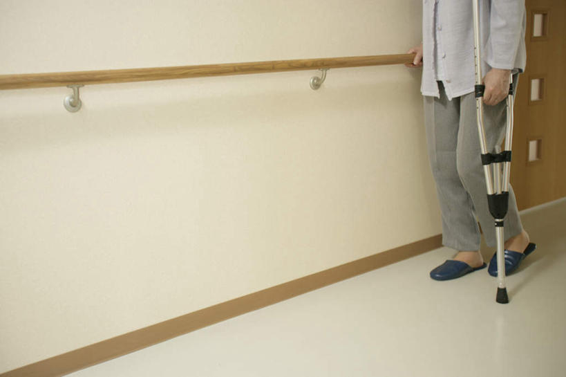 东方人,一个人,病人,医院,栏杆,站,横图,室内,白天,侧面,亚洲,仅一个女性,仅一个人,握,服装,工具,墙,围栏,走道,走廊,过道,拿,拿着,黄种人,护栏,墙壁,墙面,衣服,站着,器械,握着,服饰,仅一个老年女性,拐杖,衣着,穿着,病患,医疗器械,医疗机构,病号服,辅助设备,前臂拐,衣饰,老年女性,女人,女性,亚洲人,患者,就医者,站立,半身,彩图,病院,诊所