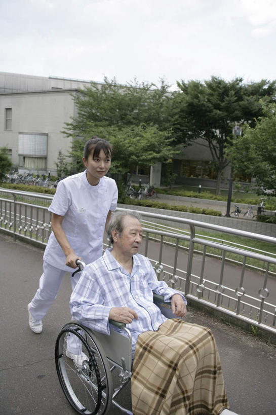 东方人,两个人,病人,护士,栏杆,站,坐,推,竖图,俯视,室外,白天,工作服,制服,植物,道路,路,纺织品,亚洲,阴影,装饰,光线,工具,毛毯,毯子,影子,围栏,小路,交通,注视,黄种人,护栏,树,树木,纺织,蓝色,绿色,蓝天,天空,阳光,自然,轮椅,垫子,天,复健,观察,看,站着,康复,温暖,器械,生长,晴朗,成长,观看,华丽,修饰,点缀,察看,医疗设备,白衣天使,关注,病患,医疗器械,医疗工具,病号服,万里无云,衬托,美观,雅致,雅观,辅助设备,工作制服,老年男性,男人,男性,年轻女性,女人,女性,亚洲人,患者,就医者,晴空,晴空万里,站立,坐着,半身,彩图,高角度拍摄,工作套服