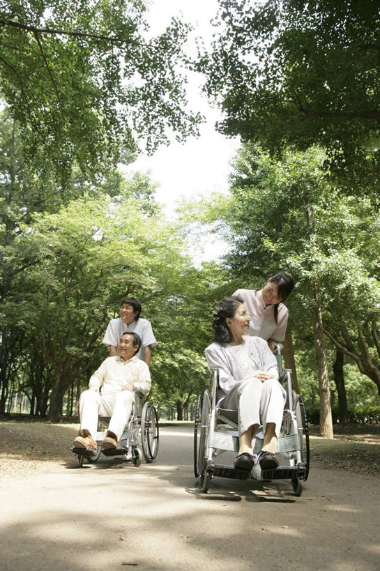 东方人,四个人,伙伴,朋友,病人,护士,站,坐,推,竖图,室外,白天,正面,工作服,制服,友谊,合作,团队,植物,道路,路,亚洲,阴影,光线,工具,影子,小路,交通,注视,黄种人,树,树木,绿色,阳光,自然,轮椅,复健,观察,看,站着,康复,器械,战略,生长,成长,观看,察看,医疗设备,白衣天使,关注,病患,医疗器械,医疗工具,病号服,联合,合谋,辅助设备,工作制服,配合,协作,老年男性,老年女性,男人,男性,年轻男性,年轻女性,女人,女性,亚洲人,患者,就医者,站立,坐着,彩图,全身,工作套服