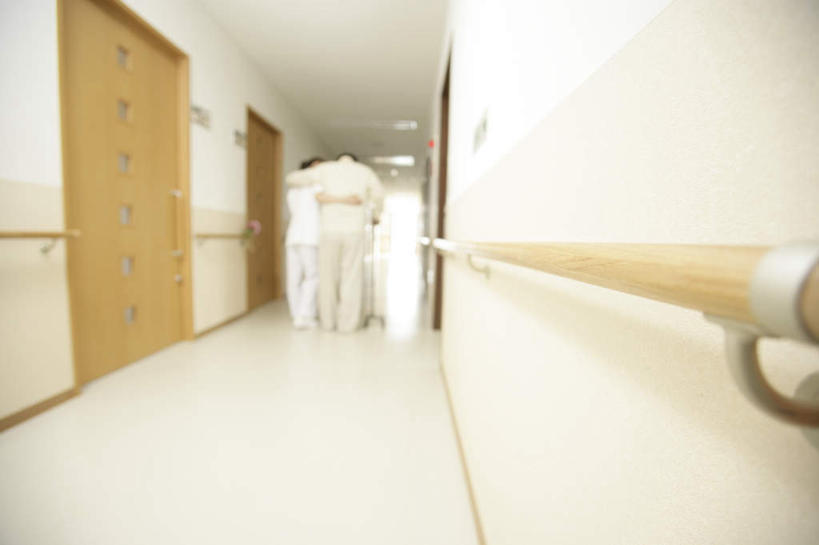 东方人,两个人,病人,护士,医院,栏杆,走,横图,室内,白天,工作服,制服,门,亚洲,握,工具,墙,围栏,走道,走廊,过道,拿,拿着,黄种人,护栏,墙壁,墙面,背面,门框,扶,器械,握着,拐杖,扶着,白衣天使,病患,医疗器械,医疗机构,病号服,辅助设备,前臂拐,工作制服,老年男性,男人,男性,年轻女性,女人,女性,亚洲人,患者,就医者,步行,散步,走路,彩图,全身,工作套服,病院,诊所