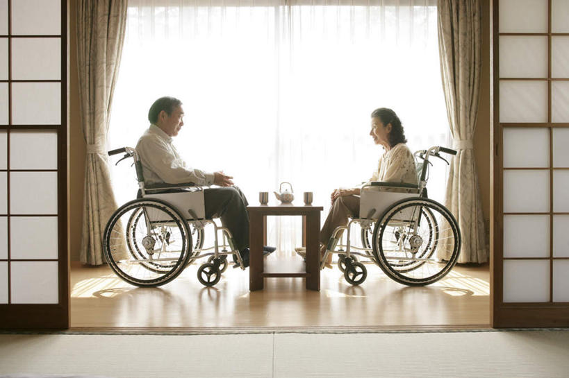 东方人,老年人,两个人,家庭,夫妻,坐,笑,微笑,露齿笑,横图,室内,白天,侧面,爱情,窗帘,地板,门,桌面,桌子,杯子,亚洲,拉门,阴影,服装,装饰,反射,木制,影子,地面,浪漫,注视,休闲装,黄种人,移门,木地板,相视,衣服,帘子,木制品,水杯,观察,看,休闲,温暖,温馨,一家人,面对面,休闲服,遮阳,恩爱,恋人,服饰,观看,对视,华丽,修饰,点缀,和睦,察看,互视,关注,相对,相看,衬托,美观,雅致,雅观,障子,纸门,老年男性,老年女性,男人,男性,女人,女性,亚洲人,夫妇,情侣,茶杯,坐着,彩图,全身,伴侣,融洽