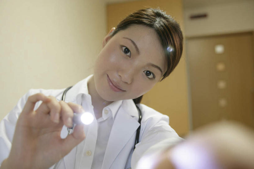 东方人,一个人,护士,医院,站,笑,微笑,横图,室内,白天,正面,工作服,制服,照明,亚洲,仅一个年轻女性,仅一个女性,仅一个人,握,阴影,朦胧,模糊,光线,影子,灯光,拿,拿着,注视,黄种人,灯,听诊器,观察,看,站着,握着,观看,照亮,察看,医疗设备,白衣天使,照明设备,关注,医疗器械,手电筒,医疗工具,电筒,手电,医疗机构,工作制服,检测工具,年轻女性,女人,女性,亚洲人,站立,半身,彩图,工作套服,病院,诊所