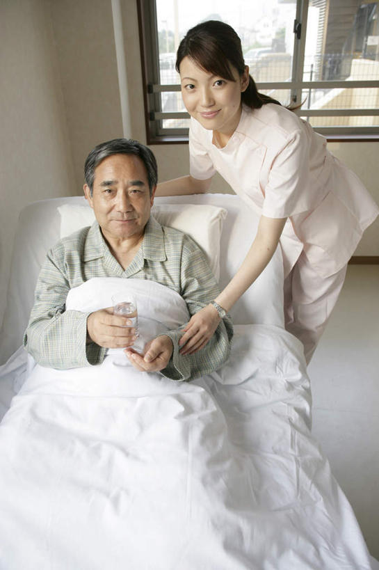 东方人,两个人,病人,护士,医院,站,躺,竖图,俯视,室内,白天,工作服,制服,窗户,床,亚洲,弯腰,握,墙,床单,拿,拿着,注视,黄种人,被子,玻璃窗,墙壁,墙面,观察,看,站着,握着,单人床,观看,察看,被单,白衣天使,关注,病患,医疗机构,病号服,弯身,工作制服,卧着,老年男性,男人,男性,年轻女性,女人,女性,亚洲人,患者,就医者,躺着,卧,站立,半身,彩图,高角度拍摄,工作套服,病院,诊所