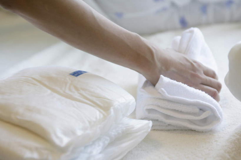 东方人,手,一个人,横图,俯视,室内,特写,白天,亚洲,仅一个年轻女性,仅一个女性,仅一个人,握,纺织物,拿,拿着,黄种人,尿布,纸尿裤,尿不湿,毛巾,清洁,手部,握着,保暖,单手,纸尿布,透气,防水,纸尿片,储水,耐磨,吸水,年轻女性,女人,女性,亚洲人,半身,彩图,高角度拍摄