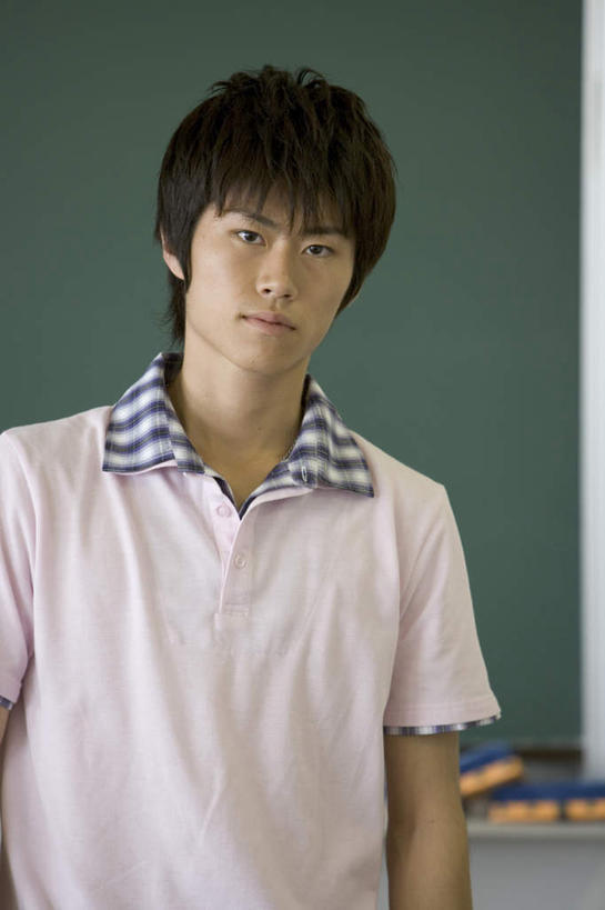 东方人,一个人,站,竖图,室内,白天,正面,亚洲,仅一个男性,仅一个人,服装,注视,休闲装,黄种人,仅一个年轻男性,衣服,黑板擦,黑板,观察,看,站着,休闲,休闲服,教学,服饰,观看,察看,关注,耐磨,教学黑板,粉笔擦,男人,男性,年轻男性,亚洲人,站立,半身,彩图