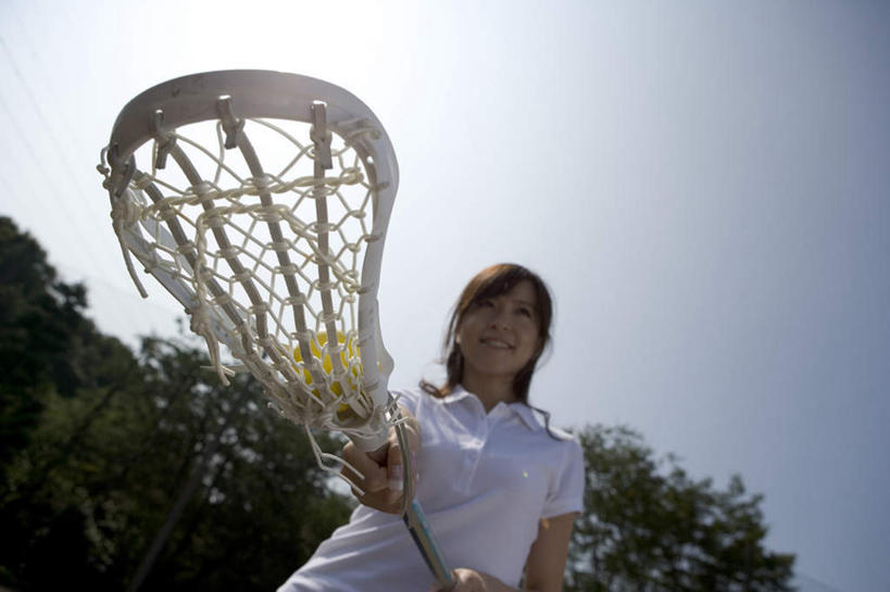 东方人,一个人,站,笑,微笑,露齿笑,横图,室外,白天,仰视,运动服,曲棍球,植物,亚洲,仅一个年轻女性,仅一个女性,仅一个人,握,阴影,服装,光线,影子,拿,拿着,注视,黄种人,运动器械,树,树木,衣服,蓝色,绿色,蓝天,天空,阳光,自然,天,观察,看,站着,健身器械,握着,服饰,生长,晴朗,成长,观看,察看,衣着,穿着,关注,健身器材,球棍,万里无云,衣饰,钩形,年轻女性,女人,女性,亚洲人,晴空,晴空万里,站立,半身,彩图,低角度拍摄,运动器材,运动装