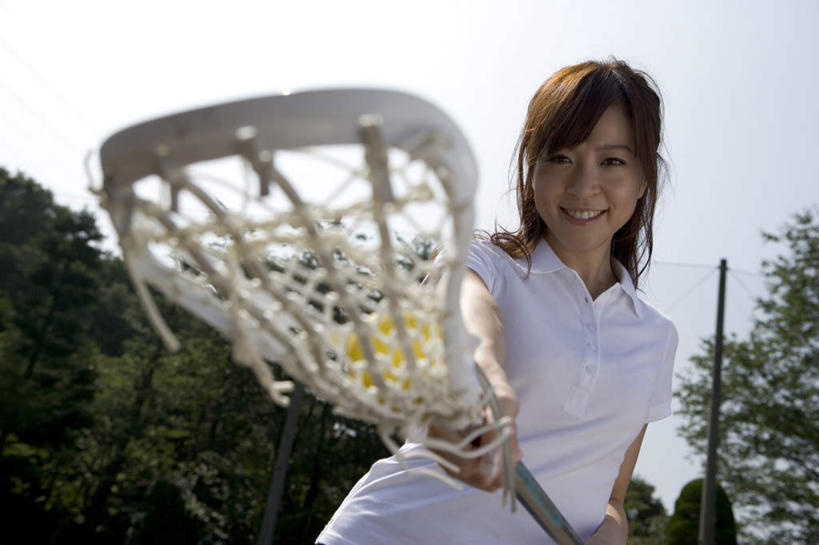 东方人,一个人,站,笑,微笑,露齿笑,横图,室外,白天,仰视,运动服,曲棍球,植物,亚洲,仅一个年轻女性,仅一个女性,仅一个人,握,阴影,服装,光线,影子,拿,拿着,注视,黄种人,运动器械,树,树木,衣服,蓝色,绿色,蓝天,天空,阳光,自然,天,观察,看,站着,健身器械,握着,服饰,生长,晴朗,成长,观看,察看,衣着,穿着,关注,健身器材,球棍,万里无云,衣饰,钩形,年轻女性,女人,女性,亚洲人,晴空,晴空万里,站立,半身,彩图,低角度拍摄,运动器材,运动装