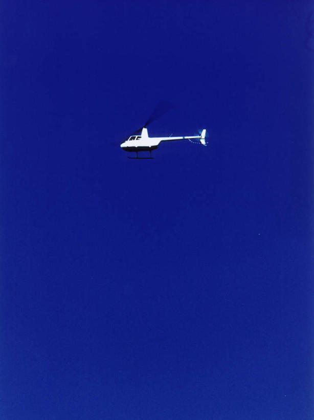 无人,竖图,室外,白天,仰视,度假,美景,城市风光,城市,飞机,飞翔,阴影,飞行,光线,影子,景观,翱翔,娱乐,航空,飞,蓝色,蓝天,天空,阳光,交通工具,天,享受,休闲,景色,放松,一架,晴朗,直升机,直升飞机,载具,万里无云,晴空,晴空万里,彩图,低角度拍摄