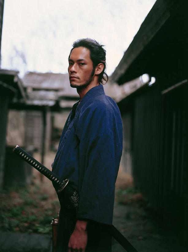 东方人,一个人,家,木屋,站,竖图,室外,白天,侧面,民族服装,竞争,道路,路,亚洲,仅一个男性,仅一个人,仅一个中年男性,对抗,和服,冲突,武士刀,小路,刀具,交通,扭头,注视,黄种人,破坏,住宅,刀,观察,看,站着,转头,武器,战争,服饰,观看,军人,损坏,察看,攻击,威胁,武士,对立,关注,矛盾,兵器,防御,武士道,日本刀,吴服,唐草,唐花,唐锦,敌对,挫败,斗争,抗拒,抗衡,冷兵器,凶器,杀伤,威慑,东洋刀,东瀛刀,日本武士刀,日本武士,危险,男人,男性,中年男性,亚洲人,站立,半身,彩图,传统服装,民俗服,茅舍,茅屋,棚屋,小木屋,小屋