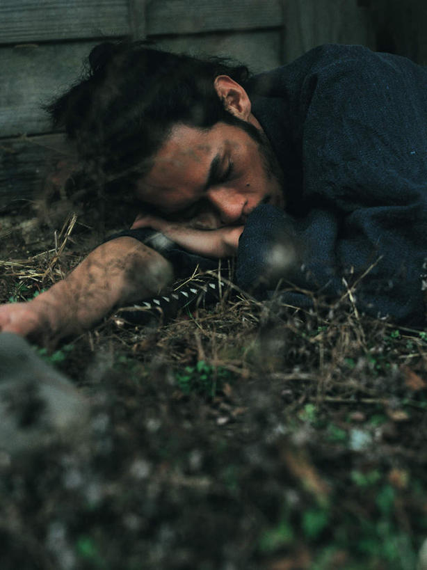 东方人,一个人,躺,闭眼,竖图,室外,白天,正面,民族服装,竞争,亚洲,仅一个男性,仅一个人,仅一个中年男性,对抗,和服,冲突,武士刀,泥土,土壤,刀具,黄种人,破坏,刀,武器,战争,服饰,军人,损坏,攻击,威胁,武士,对立,矛盾,兵器,防御,武士道,日本刀,吴服,唐草,唐花,唐锦,敌对,挫败,斗争,抗拒,抗衡,冷兵器,凶器,杀伤,威慑,东洋刀,东瀛刀,日本武士刀,日本武士,卧着,危险,男人,男性,中年男性,亚洲人,闭眼睛,闭着眼,闭着眼睛,躺着,卧,半身,彩图,传统服装,民俗服