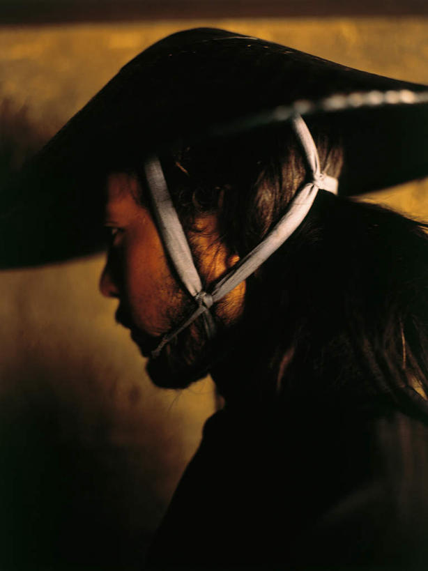 东方人,脸,头,脸颊,一个人,站,竖图,室内,特写,白天,侧面,民族服装,帽子,亚洲,仅一个男性,仅一个人,仅一个中年男性,阴影,和服,反射,草帽,影子,注视,黄种人,肩膀,观察,看,站着,服饰,观看,军人,察看,武士,关注,武士道,吴服,唐草,唐花,唐锦,日本武士,男人,男性,中年男性,亚洲人,头部,脸部,脸蛋,面部,站立,半身,彩图,传统服装,民俗服