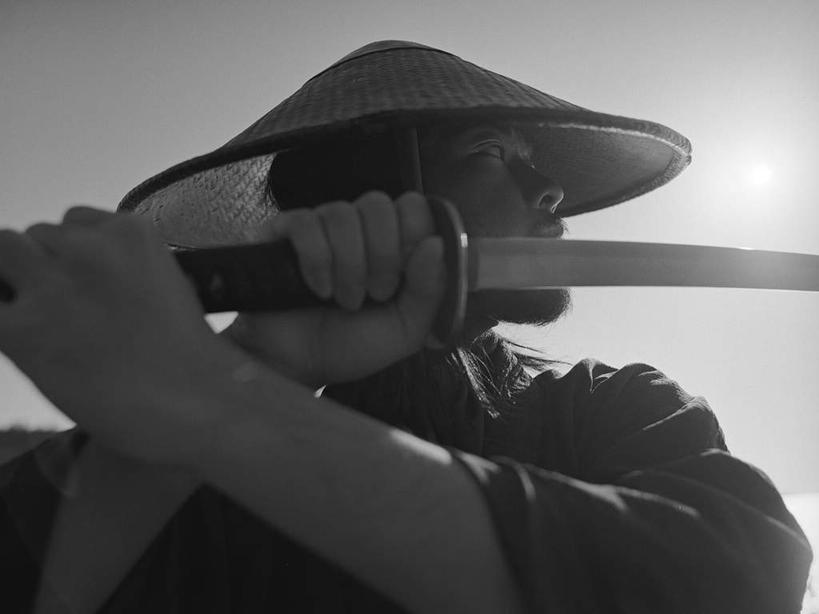 东方人,一个人,站,横图,黑白,室外,白天,正面,民族服装,竞争,帽子,亚洲,仅一个男性,仅一个人,仅一个中年男性,对抗,握,阴影,和服,冲突,光线,草帽,武士刀,影子,刀具,拿,拿着,扭头,注视,黄种人,破坏,阳光,刀,观察,看,站着,转头,武器,战争,握着,服饰,观看,军人,损坏,察看,攻击,威胁,武士,对立,关注,矛盾,兵器,防御,武士道,日本刀,吴服,唐草,唐花,唐锦,敌对,挫败,斗争,抗拒,抗衡,冷兵器,凶器,杀伤,威慑,东洋刀,东瀛刀,日本武士刀,日本武士,危险,男人,男性,中年男性,亚洲人,站立,半身,传统服装,民俗服