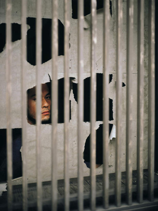 东方人,一个人,站,竖图,室外,白天,正面,民族服装,窗户,亚洲,仅一个男性,仅一个人,仅一个中年男性,和服,注视,黄种人,破坏,破损,玻璃窗,观察,看,站着,服饰,观看,军人,损坏,察看,武士,关注,武士道,吴服,唐草,唐花,唐锦,日本武士,男人,男性,中年男性,亚洲人,站立,半身,彩图,传统服装,民俗服