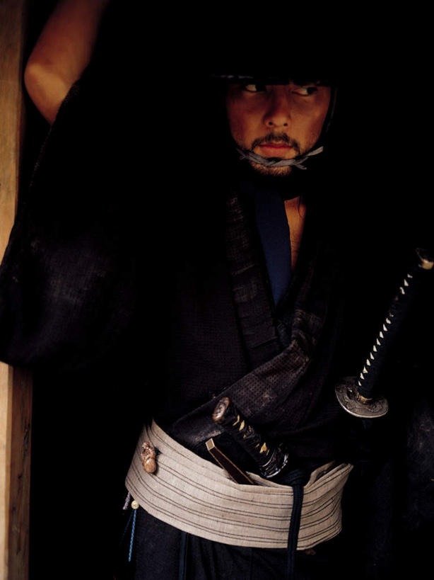 东方人,一个人,站,竖图,室内,白天,正面,民族服装,竞争,帽子,亚洲,仅一个男性,仅一个人,仅一个中年男性,对抗,和服,冲突,草帽,武士刀,刀具,注视,黄种人,破坏,刀,观察,看,站着,武器,战争,服饰,观看,军人,损坏,察看,攻击,威胁,武士,对立,关注,矛盾,兵器,防御,武士道,日本刀,吴服,唐草,唐花,唐锦,敌对,挫败,斗争,抗拒,抗衡,冷兵器,凶器,杀伤,威慑,东洋刀,东瀛刀,日本武士刀,日本武士,危险,男人,男性,中年男性,亚洲人,站立,半身,彩图,传统服装,民俗服