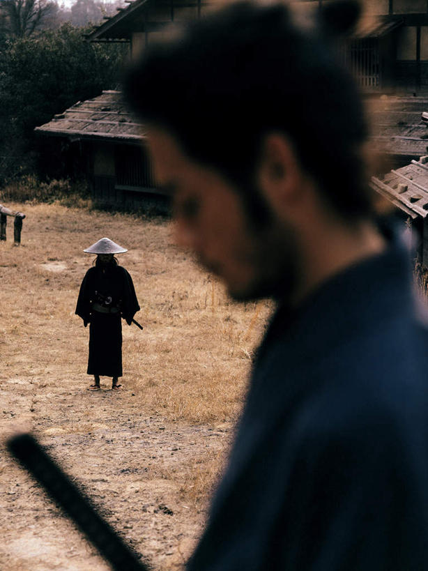 东方人,两个人,家,木屋,站,竖图,室外,白天,正面,民族服装,竞争,植物,帽子,亚洲,对抗,握,和服,枯萎,冲突,草帽,武士刀,枯草,刀具,拿,拿着,黄种人,破坏,住宅,草,黄色,刀,站着,武器,战争,握着,服饰,军人,损坏,攻击,威胁,武士,对立,矛盾,兵器,防御,武士道,日本刀,吴服,唐草,唐花,唐锦,敌对,挫败,斗争,抗拒,抗衡,冷兵器,凶器,杀伤,威慑,东洋刀,东瀛刀,日本武士刀,日本武士,危险,男人,男性,中年男性,亚洲人,站立,半身,彩图,传统服装,民俗服,茅舍,茅屋,棚屋,小木屋,小屋