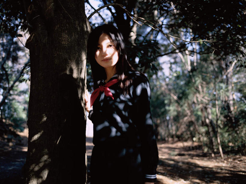 东方人,一个人,学生,站,笑,微笑,横图,室外,白天,正面,制服,森林,树林,植物,亚洲,仅一个年轻女性,仅一个女性,仅一个人,阴影,服装,朦胧,模糊,光线,影子,树桩,注视,黄种人,领巾,树,树干,树木,绿色,阳光,自然,观察,看,站着,校服,木桩,生长,成长,观看,察看,关注,水手服,学生服,年轻女性,女人,女性,亚洲人,站立,半身,彩图,领饰,女生校服,女子校服,日本校服,水兵服