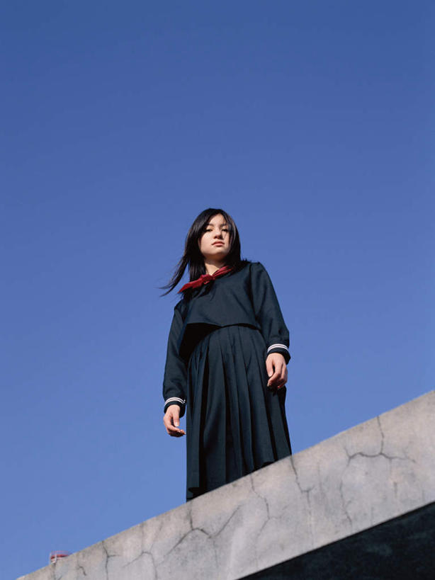 东方人,一个人,学生,露台,站,竖图,室外,白天,仰视,制服,亚洲,仅一个年轻女性,仅一个女性,仅一个人,阴影,服装,光线,影子,扭头,注视,黄种人,领巾,蓝色,蓝天,天空,阳光,天,观察,看,站着,转头,校服,晴朗,观看,察看,关注,水手服,学生服,万里无云,年轻女性,女人,女性,亚洲人,晴空,晴空万里,站立,彩图,低角度拍摄,全身,晒台,天台,眺望台,领饰,女生校服,女子校服,日本校服,水兵服