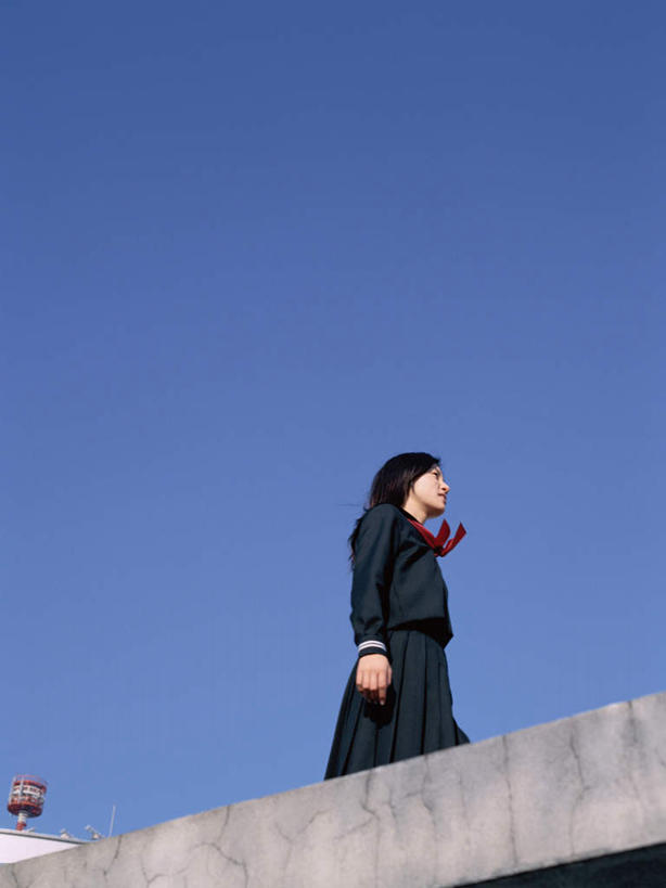 东方人,一个人,学生,露台,站,竖图,室外,白天,仰视,制服,亚洲,仅一个年轻女性,仅一个女性,仅一个人,阴影,服装,光线,影子,注视,黄种人,领巾,蓝色,蓝天,天空,阳光,天,观察,看,站着,校服,晴朗,观看,察看,关注,水手服,学生服,万里无云,年轻女性,女人,女性,亚洲人,晴空,晴空万里,站立,彩图,低角度拍摄,全身,晒台,天台,眺望台,领饰,女生校服,女子校服,日本校服,水兵服