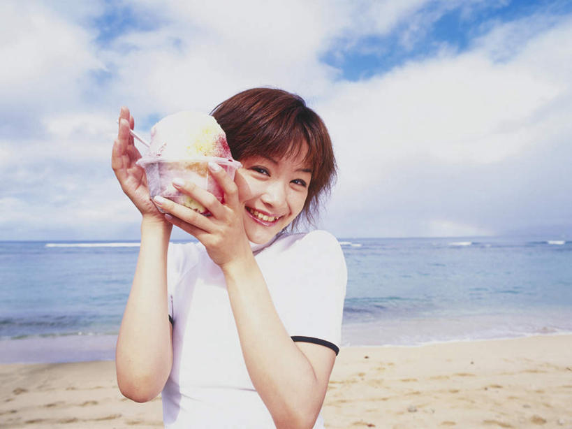 东方人,一个人,站,捧,笑,微笑,露齿笑,横图,室外,白天,正面,海浪,海洋,沙滩,玻璃,亚洲,仅一个年轻女性,仅一个女性,仅一个人,阴影,服装,光线,沙子,影子,海岸,浪花,云,云朵,沙地,冰沙,清凉,云彩,注视,休闲装,黄种人,玻璃制品,一个,衣服,蓝色,白云,蓝天,天空,阳光,海水,容器,碗,冷饮,天,观察,看,站着,休闲,舒服,休闲服,服饰,刨冰,晴朗,单个,观看,储藏,沙冰,解暑,察看,储存,关注,解渴,碎冰,海景,舒爽,消暑,年轻女性,女人,女性,亚洲人,大海,风浪,海,海水的波动,海滩,近岸浪,涌浪,晴空,端,端着,捧着,手捧,站立,半身,彩图,贮存