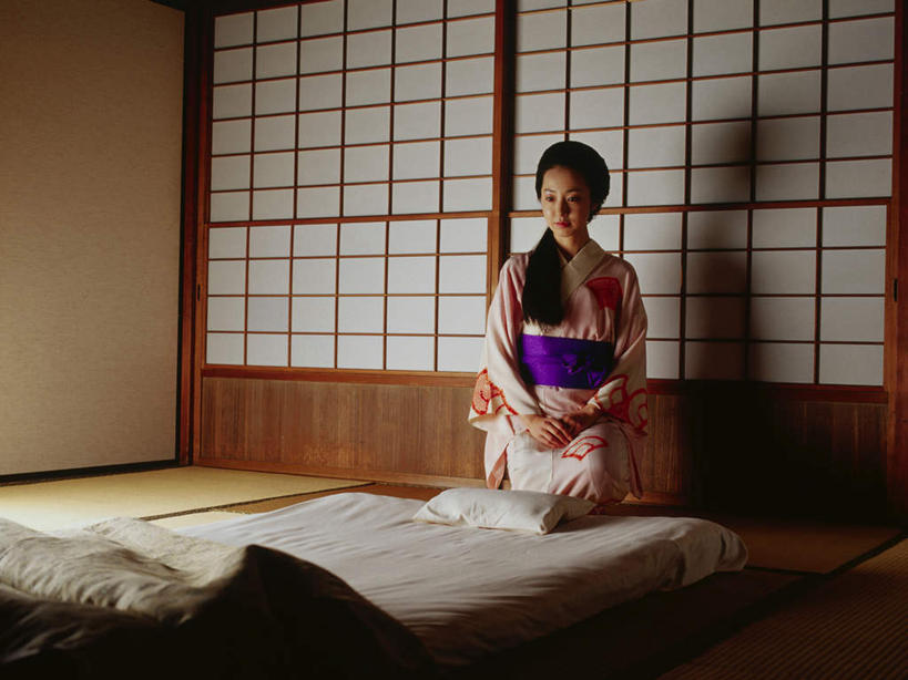 东方人,一个人,跪,横图,室内,白天,正面,民族服装,床,靠垫,门,卧室,亚洲,仅一个女性,仅一个人,拉门,阴影,和服,反射,影子,床单,靠枕,塌塌米,榻榻米,注视,黄种人,被子,移门,垫子,枕头,观察,看,仅一个中年女性,服饰,单人床,观看,察看,正经,被单,庄重,关注,端庄,严厉,吴服,唐草,唐花,唐锦,障子,纸门,肃静,叠席,女人,女性,中年女性,亚洲人,跪着,彩图,全身,传统服装,民俗服,睡房,卧房,矜重