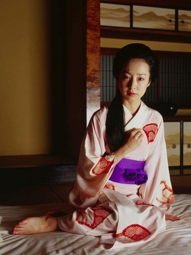 东方人,一个人,跪,竖图,室内,白天,正面,民族服装,床,靠垫,门,卧室,亚洲,仅一个女性,仅一个人,拉门,阴影,和服,反射,影子,床单,靠枕,塌塌米,榻榻米,注视,黄种人,被子,移门,垫子,枕头,观察,看,仅一个中年女性,服饰,单人床,观看,察看,正经,被单,庄重,关注,端庄,严厉,吴服,唐草,唐花,唐锦,障子,纸门,肃静,叠席,女人,女性,中年女性,亚洲人,跪着,彩图,全身,传统服装,民俗服,睡房,卧房,矜重