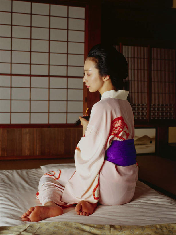 东方人,一个人,跪,竖图,室内,白天,民族服装,床,靠垫,门,卧室,亚洲,仅一个女性,仅一个人,拉门,阴影,和服,反射,影子,床单,靠枕,塌塌米,榻榻米,注视,黄种人,被子,移门,背面,垫子,枕头,观察,看,仅一个中年女性,服饰,单人床,观看,察看,正经,被单,庄重,关注,端庄,严厉,吴服,唐草,唐花,唐锦,障子,纸门,肃静,叠席,女人,女性,中年女性,亚洲人,跪着,彩图,全身,传统服装,民俗服,睡房,卧房,矜重